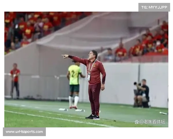 科隆门将施瓦伯扑救失误险酿乌龙,球迷烟火暂停比赛